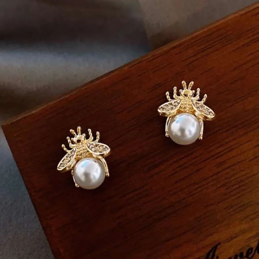 3for$20 NWT Bee Shaped Imitation Pearl Minimalist And Elegant Stud Earrings